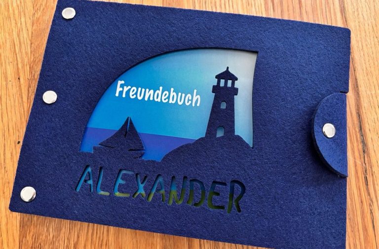 Freundebuch Weltraum geschlossen Freundebuch Weltraum geschlossen, mit blauem Filz-Cover, auf dem der Name Moritz und ein Saturn ausgelasert sind.