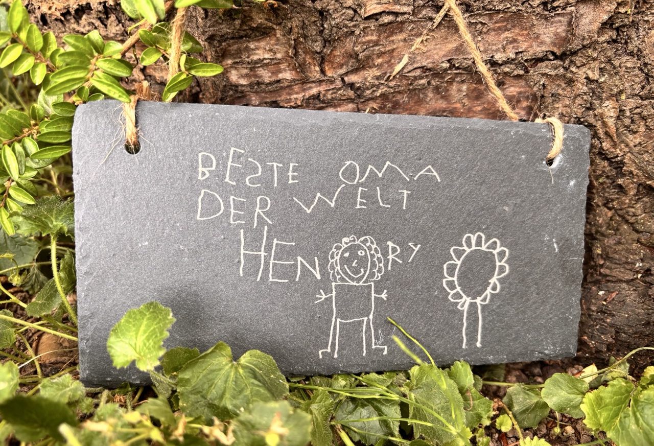 Freundebuch Weltraum Kind schreibt mit einem gelben Stift in ein Freundebuch mit dem Thema Weltraum