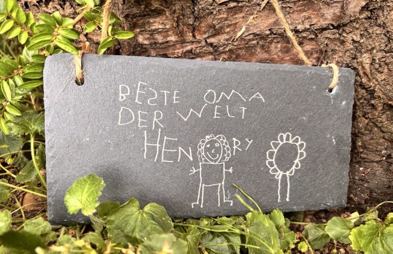 Kinderzeichnung auf Schiefer Schieferplatte mit der Aufschrift "Beste Oma der Welt" und Kinderzeichnungen