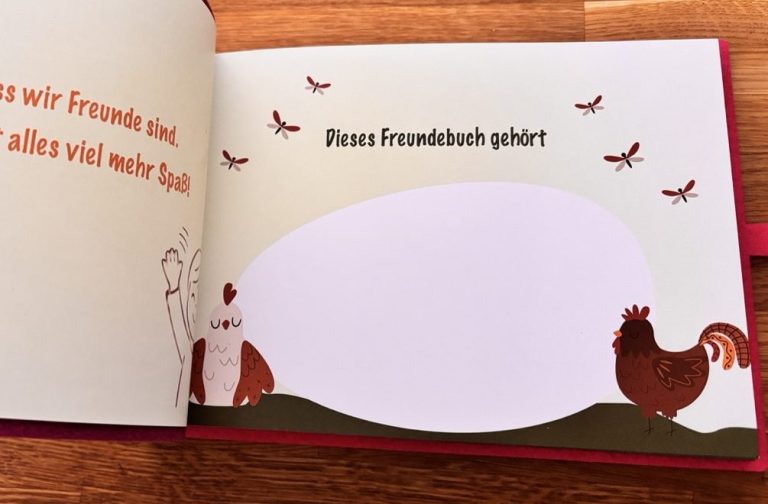 geöffnetes Freundebuch Weltraum. Kind schreibt mit einem blauen Stift seinen Namen in einen weißen Saturn.