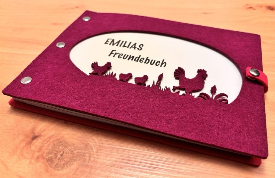 Schieferplatte mit der Aufschrift "Beste Oma der Welt" und Kinderzeichnungen
