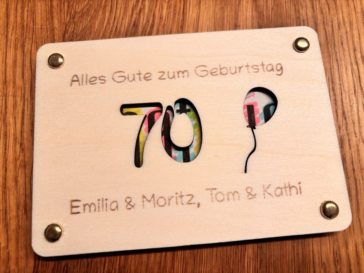 Geburtstagskarte mit buntem Schriftzug „70“ und Namen: Emilia, Moritz, Tom, Kath.